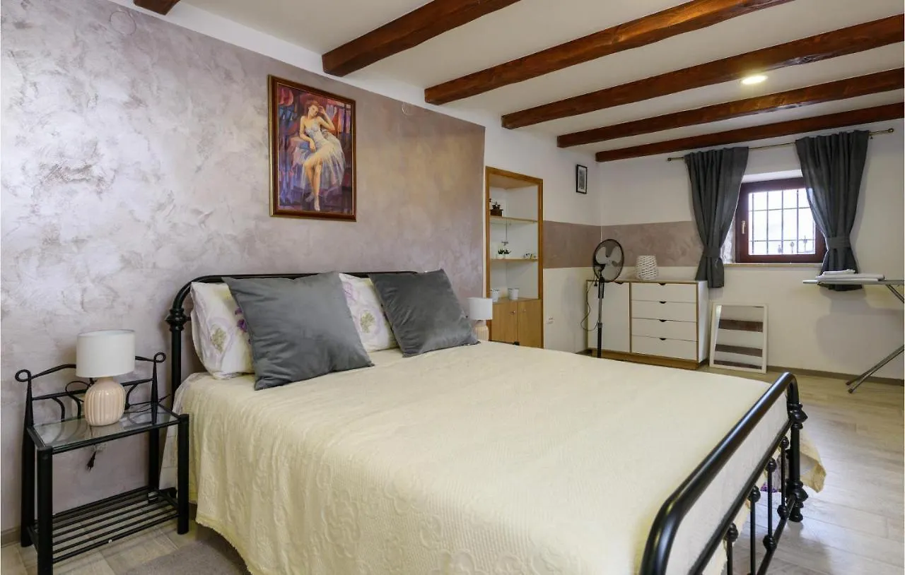 Nice Home In Mandalencici With Kitchen Cubanici Kroatië