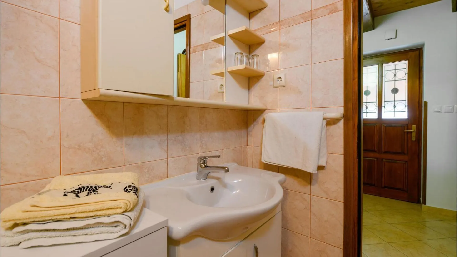 Nice Home In Mandalencici With Kitchen Cubanici Vakantiehuis